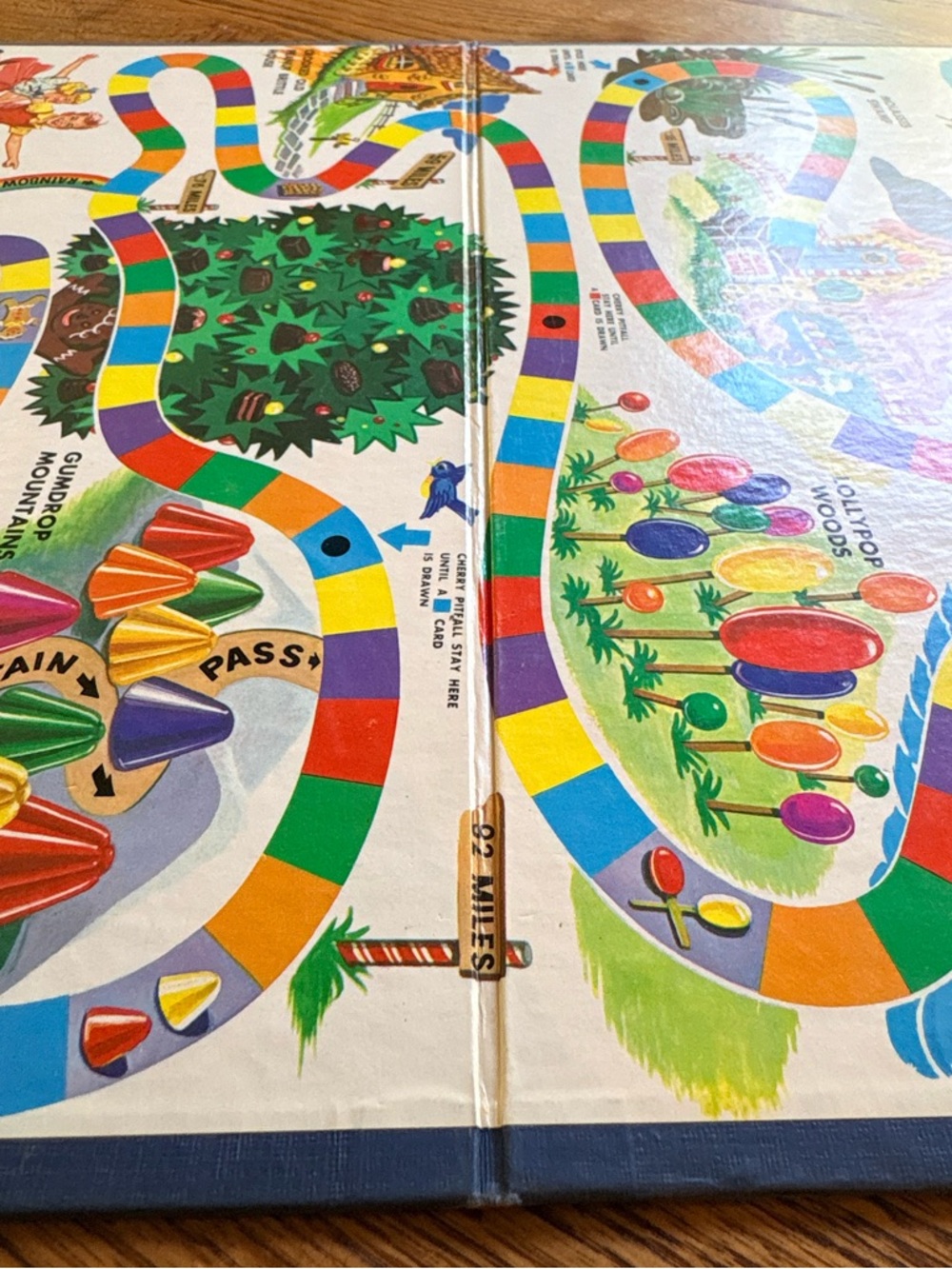 Vintage 1962 Candy Land Game Board — good condition- 10 game cards also included - Picture 9 of 17